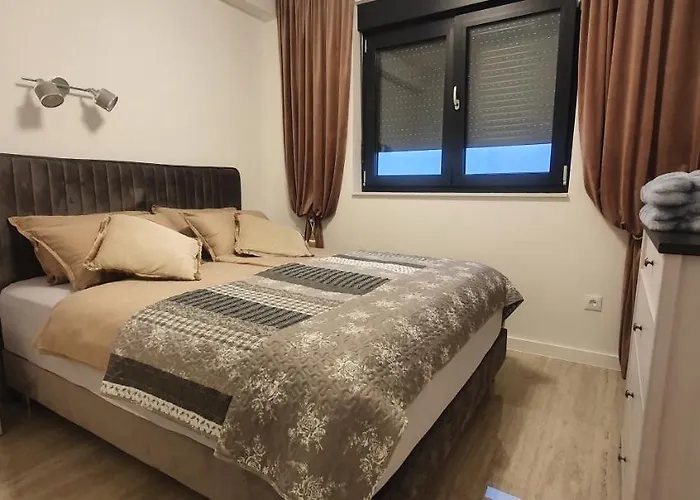 Penthouse For Two Family アパート ムルテル